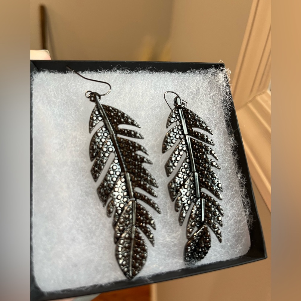 Express Earrings 🪶 - Picture 3 of 6